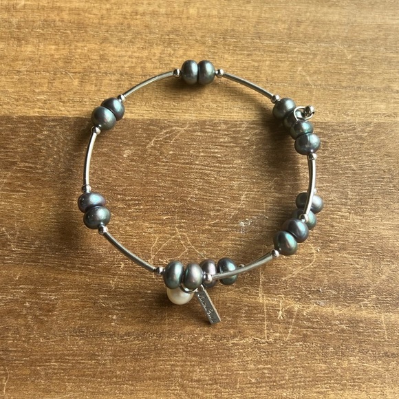 Vantel Pearl Bracelets - Picture 4 of 6